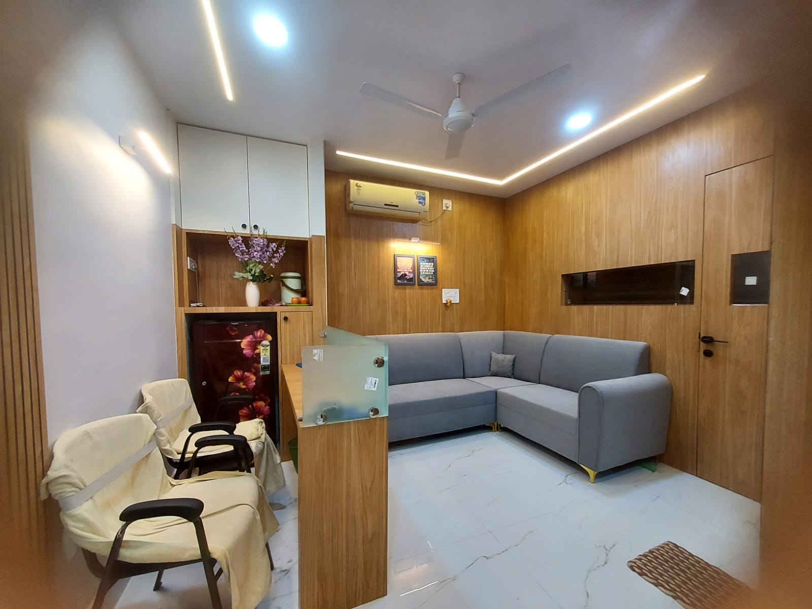 Client Advisory & Waiting Lounge